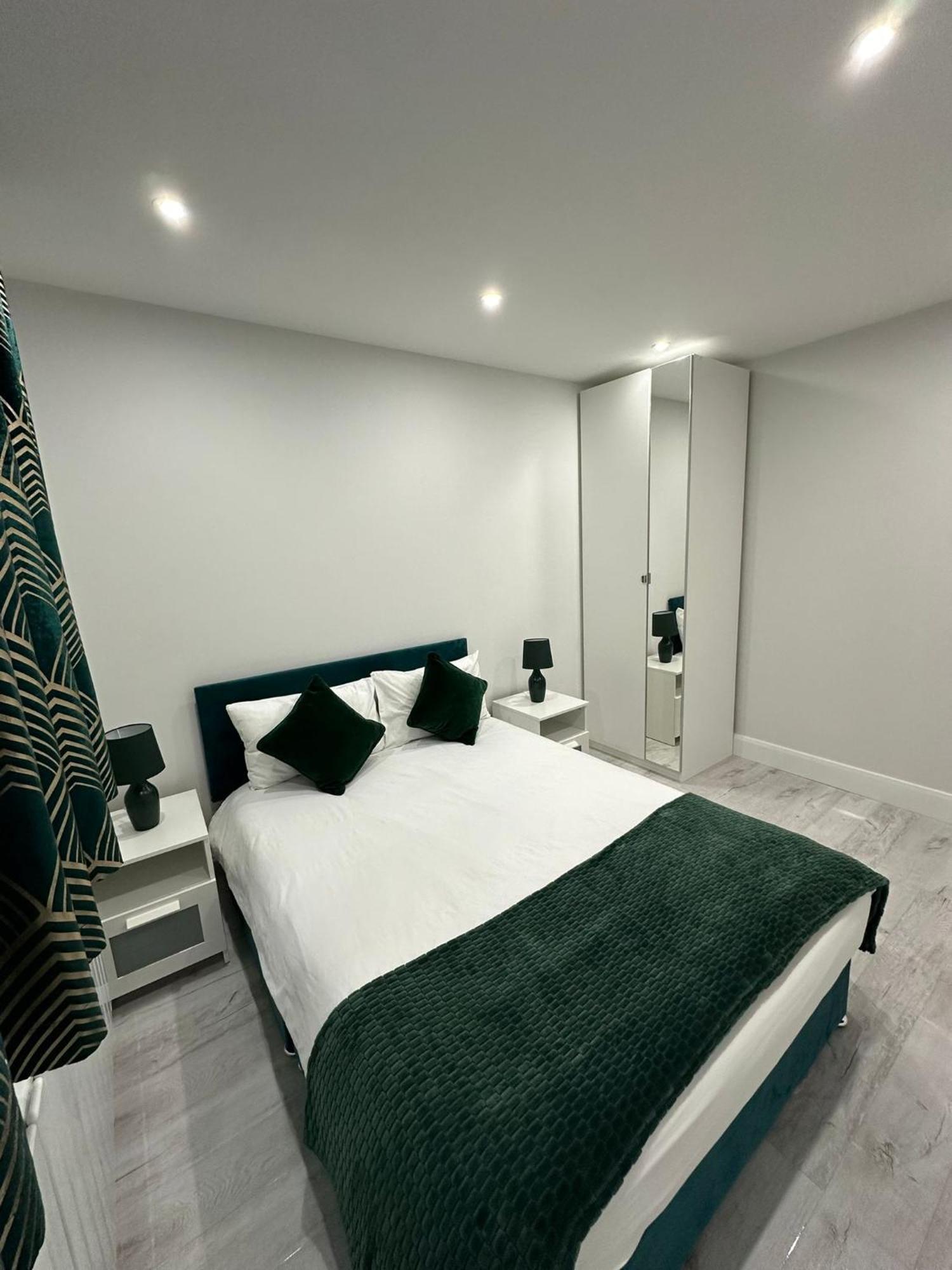 Luxury House Apartment Greenford  Exterior photo